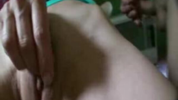 பெர்க்கி ஜப்பானிய விபச்சாரியான கௌசகா அண்ணா தனது கூச் விரலைப் பிடித்து மிஷனரி நிலையில் குத்துகிறார்