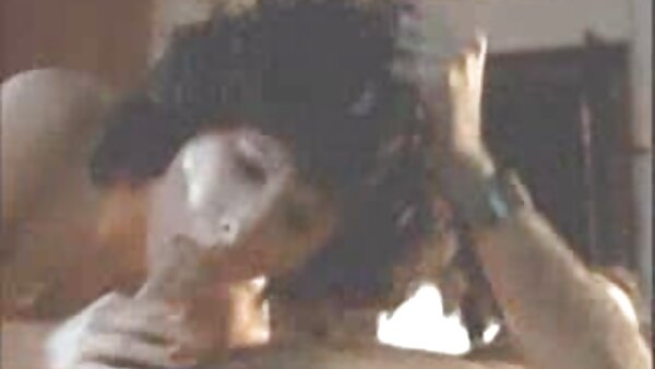 அழகான குழந்தை டியானா பின்னால் இருந்து கடுமையாக அறைந்து பின்னர் அற்புதமான கால் ஜாப் கொடுக்கிறது