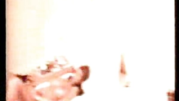 அழுக்கு குப்பை பெட்டி ஒரு மூவருடன் சேர்ந்து அவளது ஆசனவாயில் கடுமையாக துளைக்கப்படுகிறாள்