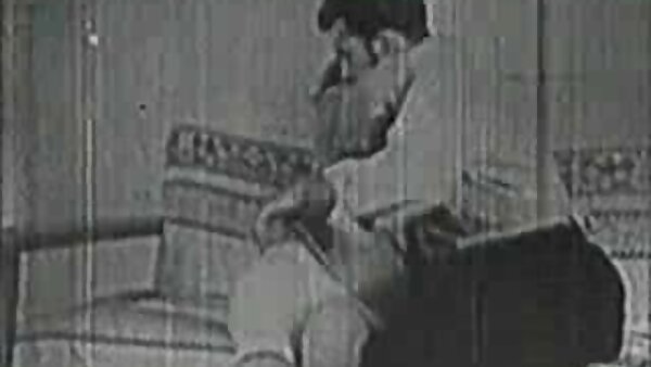 சௌசி ஜப்பானிய விபச்சாரியான கரேன் மியாஜிமா தனது கூந்தல் கூச்சை சுறுசுறுப்பாக விரலைப் பெறுகிறார்