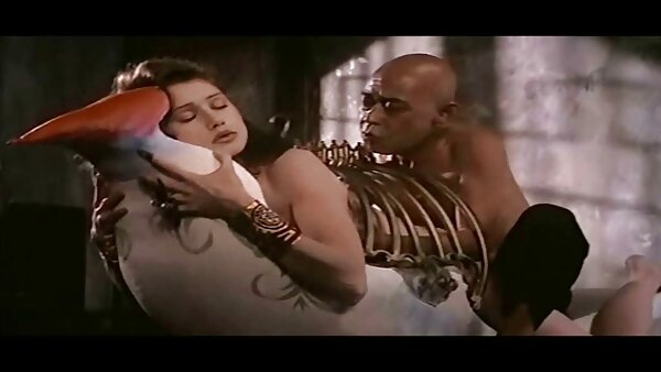 ப்ளாண்ட் ஹேலி கம்மிங்ஸ் ஒரு தலையைக் கொடுத்து, மிஷனரி நிலையில் அறையப்படுகிறார்