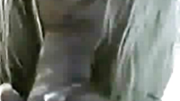 ஹார்னி டியூட் அவரது ஜீன்ஸை கீழே இழுக்கிறார் மற்றும் குட்டையான ஹேர்டு அழகி அவருக்கு தலை கொடுக்கிறார்